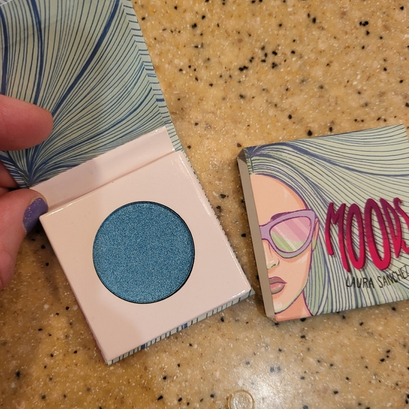 Moods Eyeshadow Makeup Palette with Free Mini - Picture 6 of 7